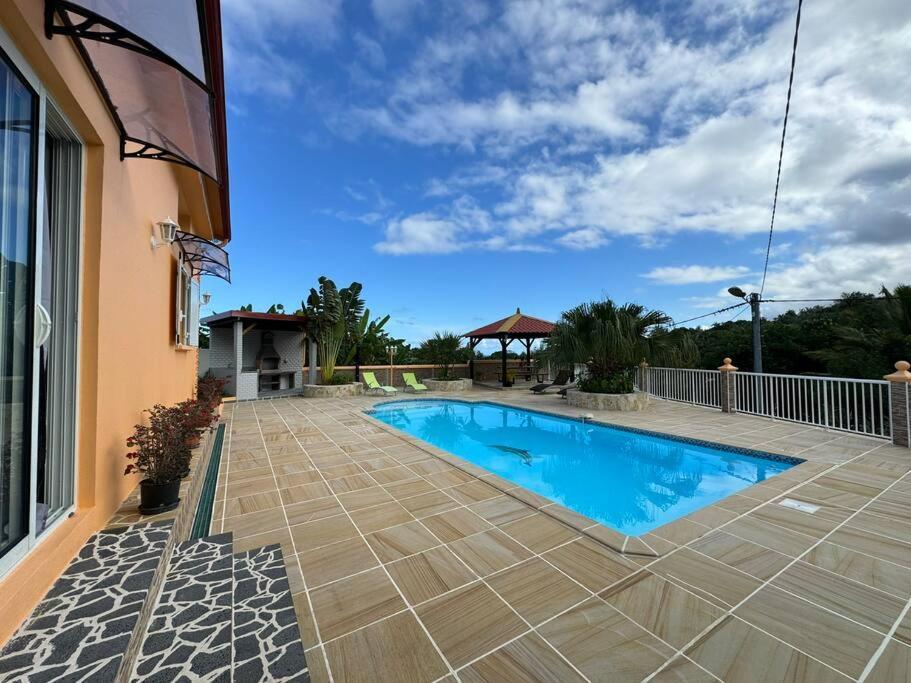 Le Volcan - Piscine - Dodoterla Sainte-Rose Exterior foto
